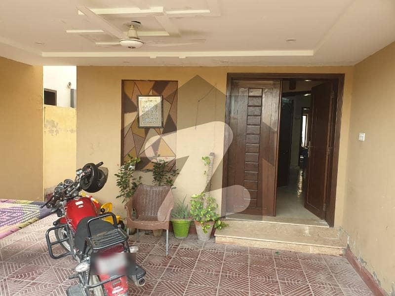 Bhriya Nasheman Ziniya Block Vip House Facing Park Available For Sale. .