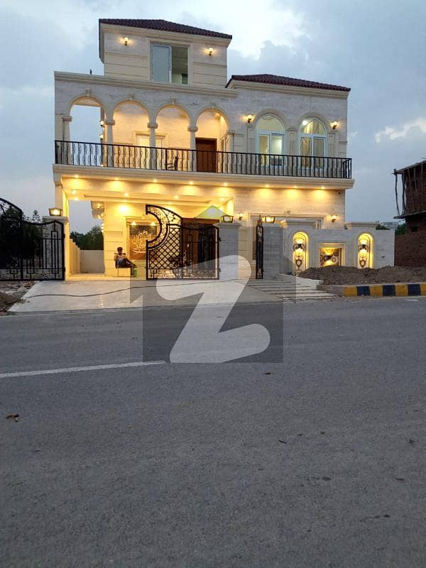 سٹی ہاؤسنگ سکیم جہلم میں 5 کمروں کا 10 مرلہ مکان 3.7 کروڑ میں برائے فروخت۔