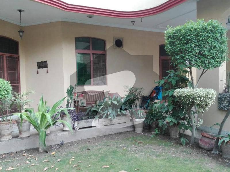 پی آئی اے مین بلیوارڈ لاہور میں 4 کمروں کا 15 مرلہ مکان 3 کروڑ میں برائے فروخت۔