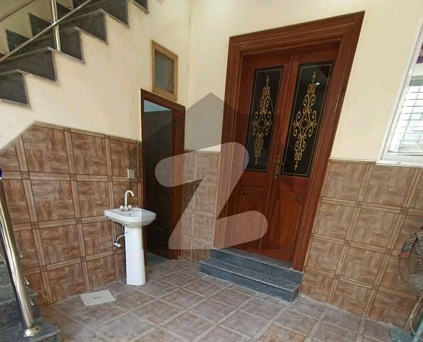 گلبرگ ویلی فیصل آباد میں 3 کمروں کا 2 مرلہ مکان 67 لاکھ میں برائے فروخت۔