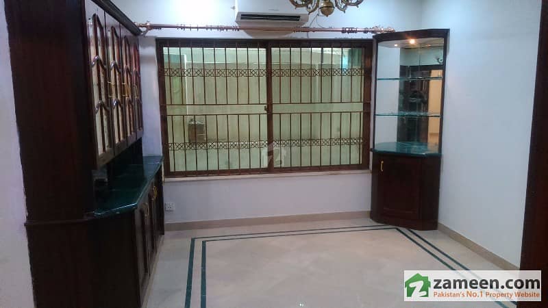 E11/ 3 Multi 3 Bed DD TV Loung Servent Beutifull location Portion for rent