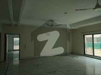 ایم ایم عالم روڈ گلبرگ لاہور میں 6 کمروں کا 1 کنال مکان 4.5 لاکھ میں کرایہ پر دستیاب ہے۔