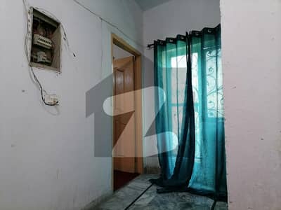 6.5 Marla House Available For rent In Muslim Town