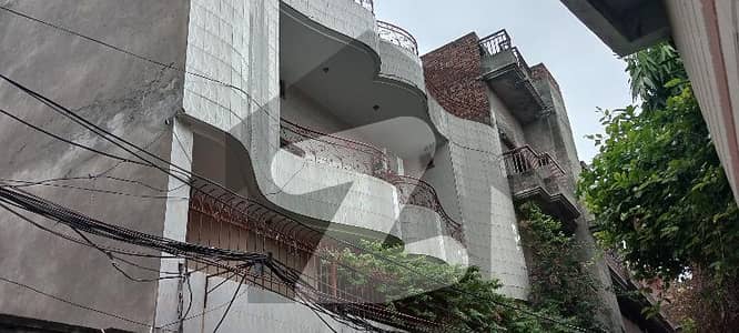Ideally Located House Of 1800 Square Feet Is Available For Sale In Lahore