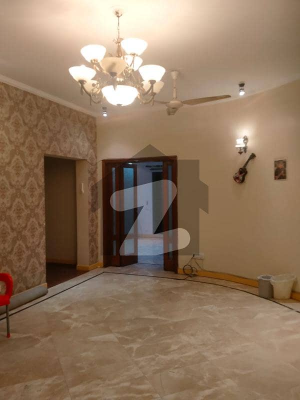 1 KANAL SUPERB & BEAUTIFUL LOWER PORTION FOR RENT IN DHA PHASE 8 EX. PARK VIEW
