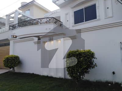 10 Marla House Available For sale In Model Town - Block B