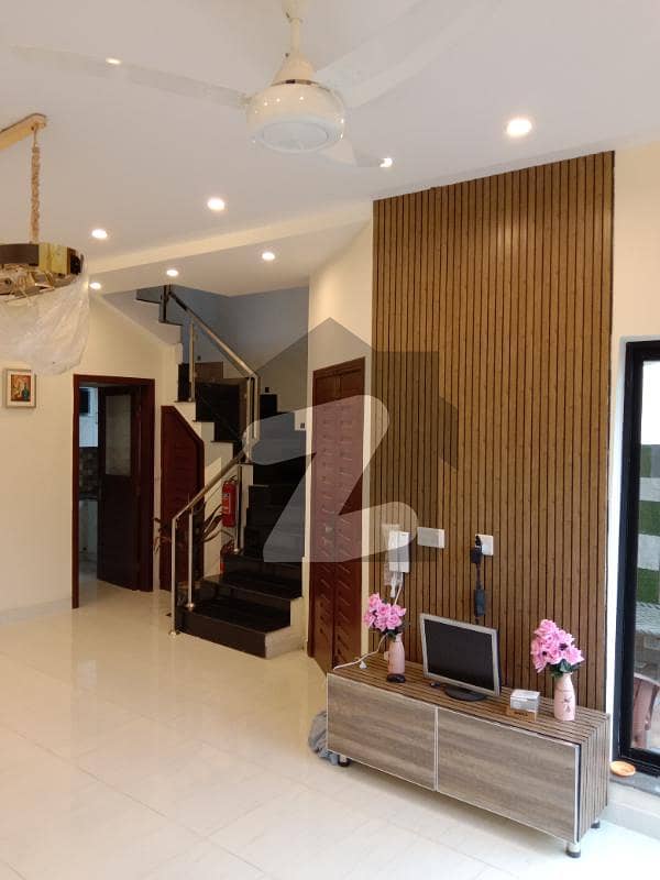 ڈی ایچ اے 9 ٹاؤن ۔ بلاک اے ڈی ایچ اے 9 ٹاؤن ڈیفنس (ڈی ایچ اے) لاہور میں 3 کمروں کا 5 مرلہ مکان 2.45 کروڑ میں برائے فروخت۔