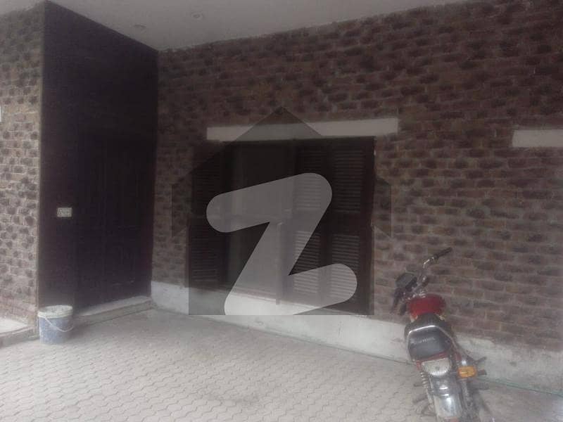 Lower Portion 10 Marla 2 Bedrooms Available For Rent In Ghalib Mkt Gulberg Original Pictures Attached