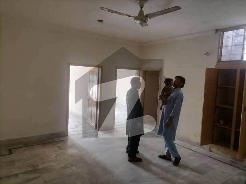 ورسک روڈ پشاور میں 3 کمروں کا 5 مرلہ مکان 13 ہزار میں کرایہ پر دستیاب ہے۔