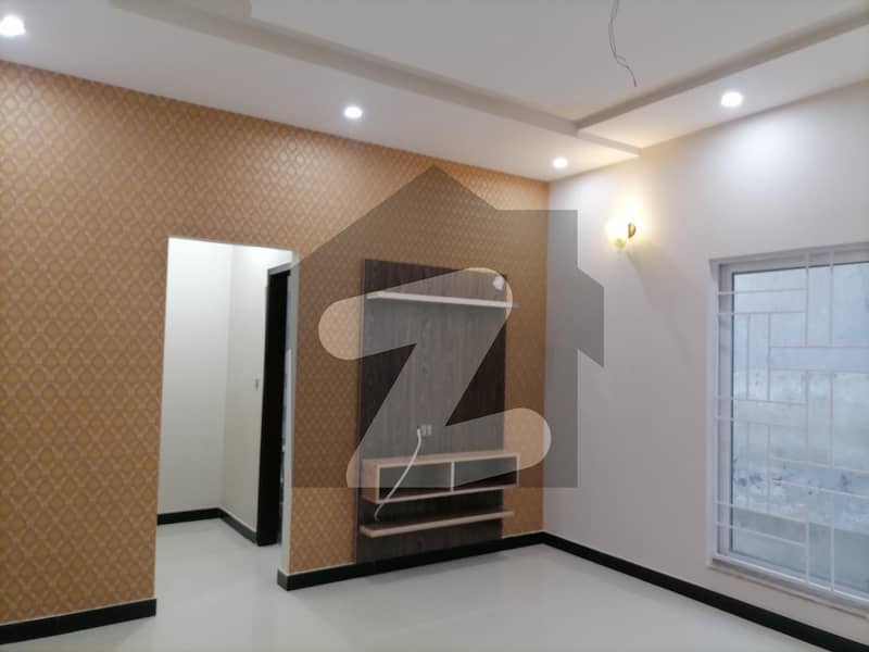 پی جی ای سی ایچ ایس فیز 1 پنجاب گورنمنٹ ایمپلائیز سوسائٹی لاہور میں 5 کمروں کا 10 مرلہ مکان 3.5 کروڑ میں برائے فروخت۔