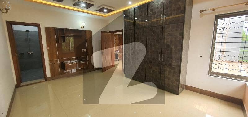 ڈی ایچ اے فیز 1 - بلاک این فیز 1 ڈیفنس (ڈی ایچ اے) لاہور میں 5 کمروں کا 14 مرلہ مکان 1.45 لاکھ میں کرایہ پر دستیاب ہے۔