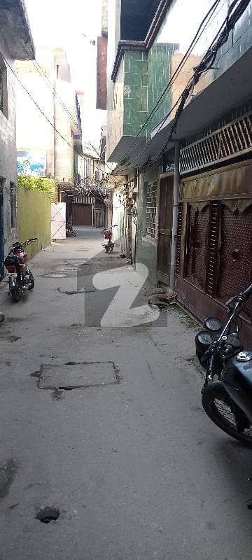 صادق آباد راولپنڈی میں 3 کمروں کا 4 مرلہ بالائی پورشن 25 ہزار میں کرایہ پر دستیاب ہے۔