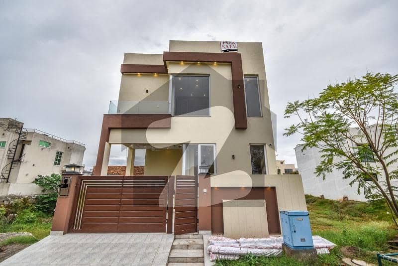 ڈی ایچ اے 9 ٹاؤن ڈیفنس (ڈی ایچ اے) لاہور میں 3 کمروں کا 5 مرلہ مکان 2.9 کروڑ میں برائے فروخت۔