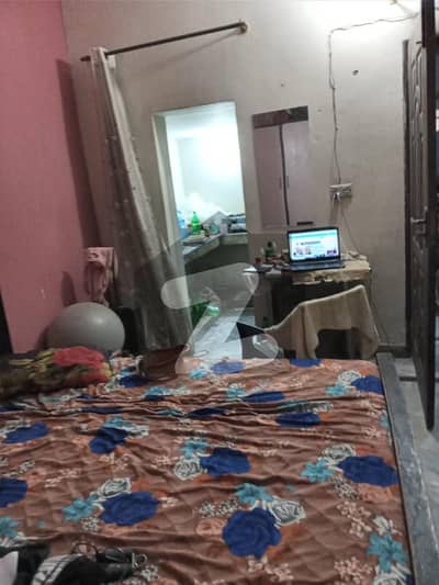 گارڈن ٹاؤن - ابو بھکر بلاک گارڈن ٹاؤن لاہور میں 1 کمرے کا 5 مرلہ کمرہ 18 ہزار میں کرایہ پر دستیاب ہے۔