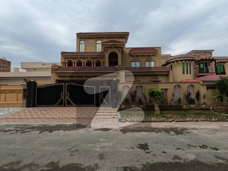 Highly-coveted 1 Kanal House Is Available In Uet Housing Society - Block B For Sale