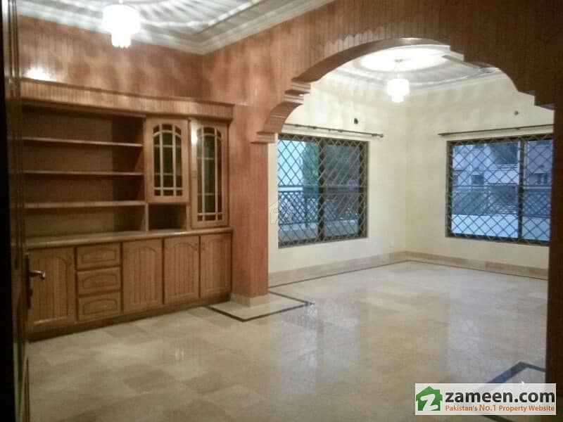 G-11  (500yards) Full House 6 Bed Double Unit Double Gate Marble Flooring