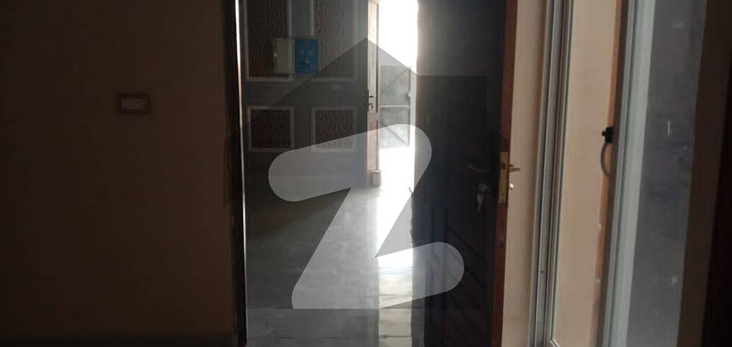 ایڈن گارڈنز فیصل آباد میں 3 کمروں کا 7 مرلہ بالائی پورشن 55 ہزار میں کرایہ پر دستیاب ہے۔
