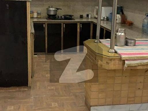 کینال روڈ فیصل آباد میں 4 کمروں کا 11 مرلہ مکان 1.6 لاکھ میں کرایہ پر دستیاب ہے۔