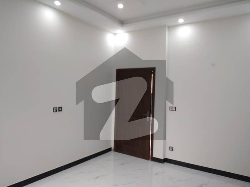 5 Marla Flat In Central Punjab Coop Housing Society For rent