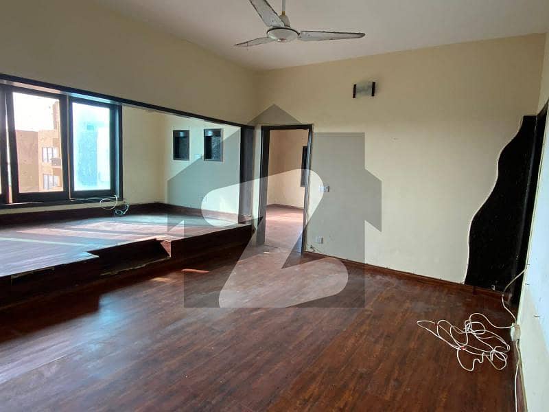 سِی ویو اپارٹمنٹس کراچی میں 3 کمروں کا 10 مرلہ فلیٹ 3.6 کروڑ میں برائے فروخت۔
