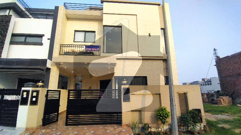 ڈی ایچ اے 9 ٹاؤن ۔ بلاک اے ڈی ایچ اے 9 ٹاؤن ڈیفنس (ڈی ایچ اے) لاہور میں 3 کمروں کا 5 مرلہ مکان 2.4 کروڑ میں برائے فروخت۔