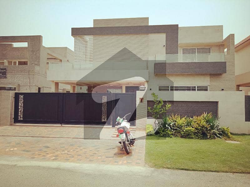 ONE KANAL BEAUTIFUL HOUSE AVALIBLE FOR RENT IN DHA