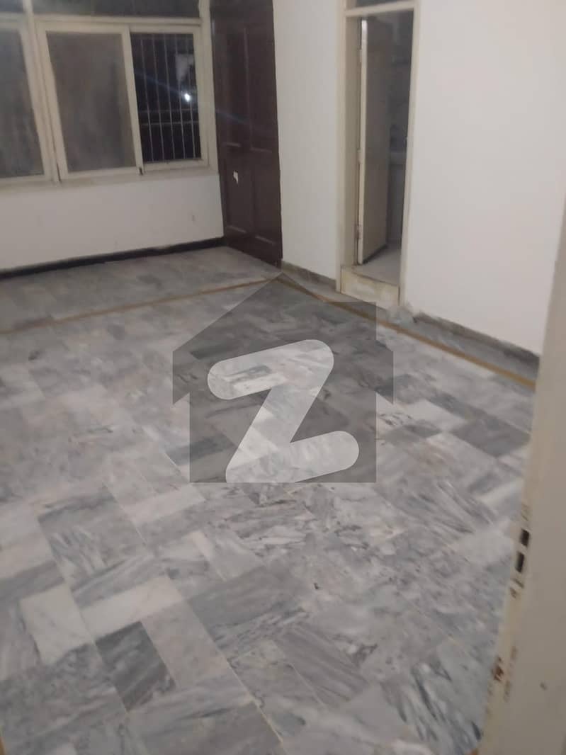 یونیورسٹی روڈ کراچی میں 3 کمروں کا 5 مرلہ فلیٹ 44 ہزار میں کرایہ پر دستیاب ہے۔