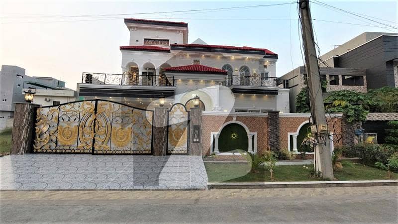 ازمیر ٹاؤن ۔ بلاک این ازمیر ٹاؤن لاہور میں 7 کمروں کا 1 کنال مکان 7.25 کروڑ میں برائے فروخت۔