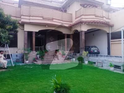 یونیورسٹی ٹاؤن پشاور میں 10 کمروں کا 16 مرلہ مکان 7.5 کروڑ میں برائے فروخت۔
