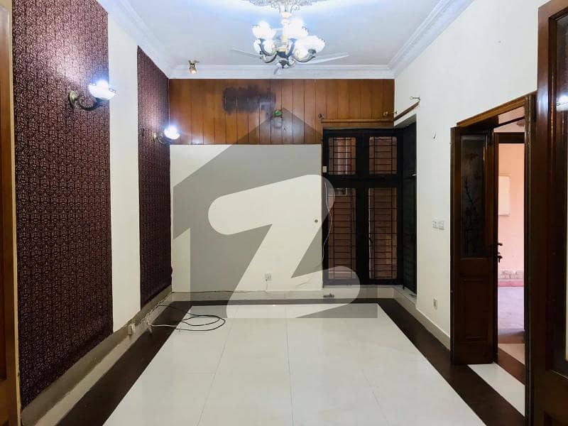 ڈی ایچ اے فیز 1 ڈیفنس (ڈی ایچ اے) لاہور میں 4 کمروں کا 10 مرلہ مکان 1.25 لاکھ میں کرایہ پر دستیاب ہے۔