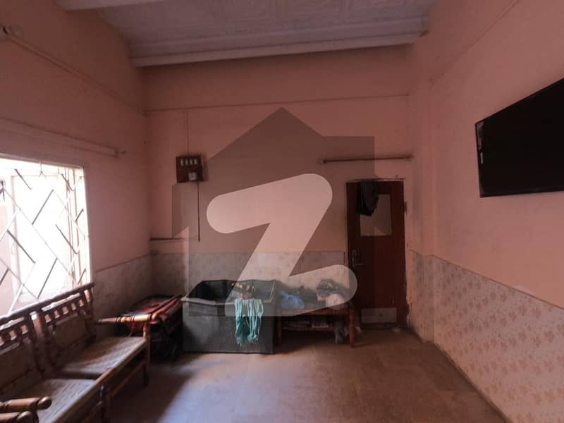 جناح اسکوائر ملیر کراچی میں 5 کمروں کا 3 مرلہ مکان 60 لاکھ میں برائے فروخت۔
