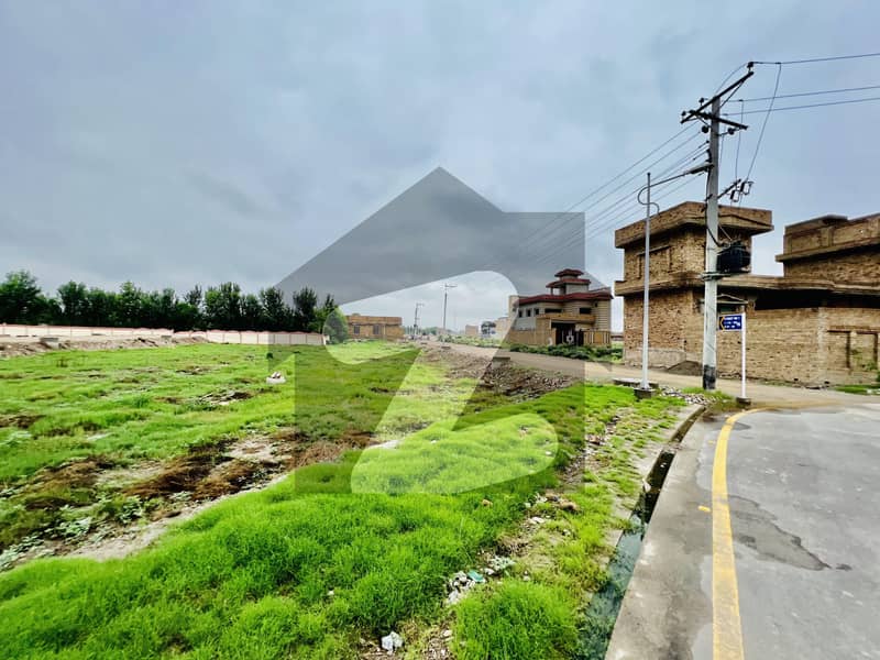 ڈلا زیک روڈ پشاور میں 10 مرلہ رہائشی پلاٹ 1.3 کروڑ میں برائے فروخت۔