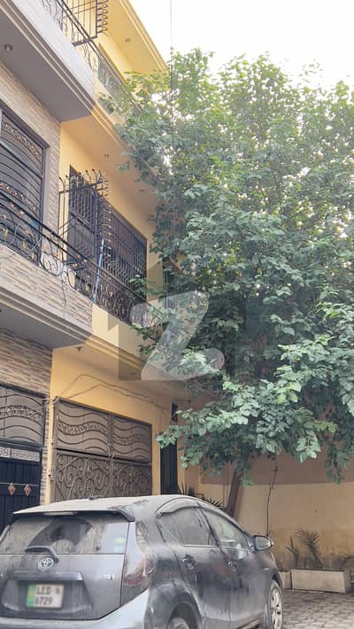 شمع روڈ لاہور میں 4 کمروں کا 4 مرلہ مکان 1.4 کروڑ میں برائے فروخت۔