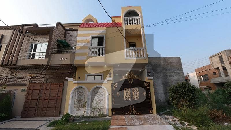 بسم اللہ ہاؤسنگ سکیم جی ٹی روڈ لاہور میں 4 کمروں کا 3 مرلہ مکان 1.05 کروڑ میں برائے فروخت۔