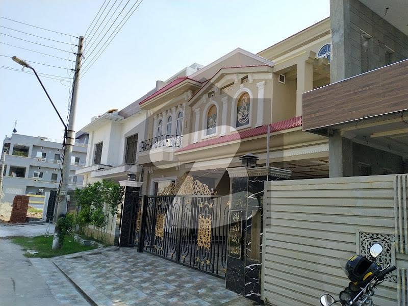 پنجاب یونیورسٹی ایمپلائیز سوسائٹی لاہور میں 5 کمروں کا 15 مرلہ مکان 4.99 کروڑ میں برائے فروخت۔