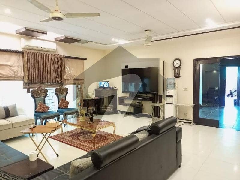 ڈی ایچ اے فیز 5 - بلاک ای فیز 5 ڈیفنس (ڈی ایچ اے) لاہور میں 5 کمروں کا 1 کنال مکان 7.5 کروڑ میں برائے فروخت۔