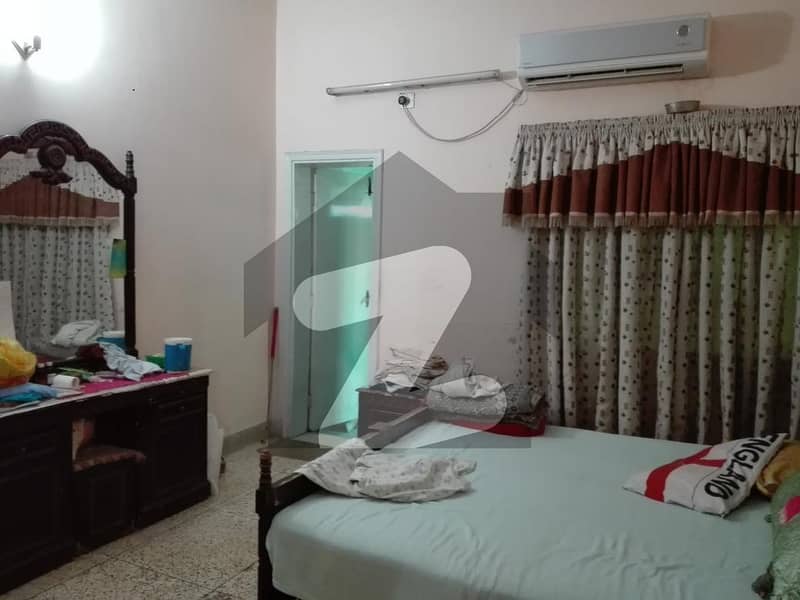 ماڈل ٹاؤن ۔ بلاک ڈی ماڈل ٹاؤن لاہور میں 4 کمروں کا 14 مرلہ مکان 4.5 کروڑ میں برائے فروخت۔