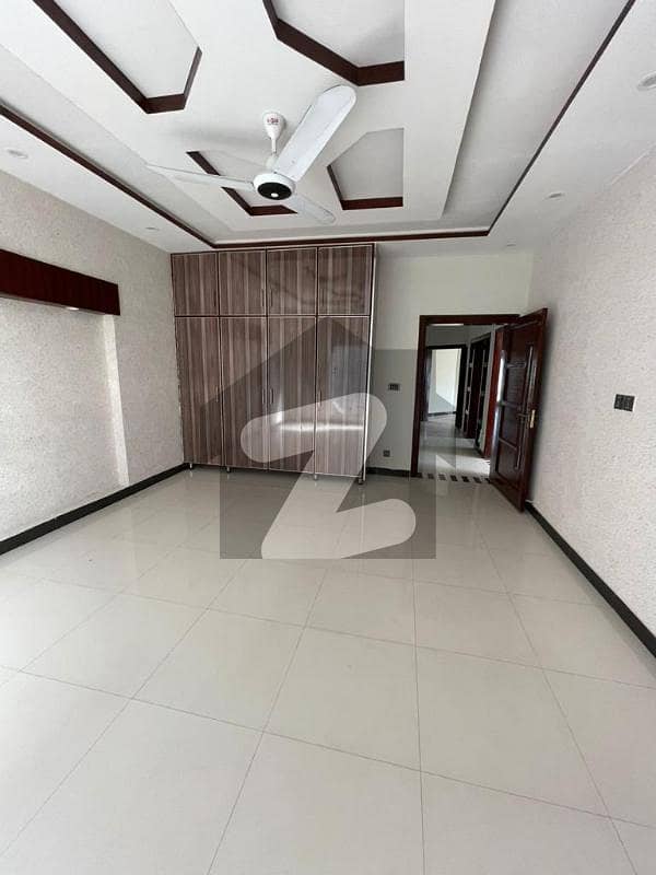 بحریہ ٹاؤن فیز 8 بحریہ ٹاؤن راولپنڈی راولپنڈی میں 5 کمروں کا 10 مرلہ مکان 3.35 کروڑ میں برائے فروخت۔
