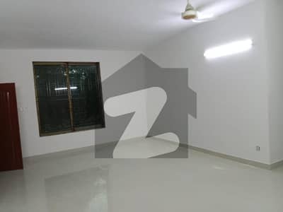ڈی ایچ اے فیز 2 ڈیفنس (ڈی ایچ اے) لاہور میں 6 کمروں کا 1.3 کنال مکان 2 لاکھ میں کرایہ پر دستیاب ہے۔