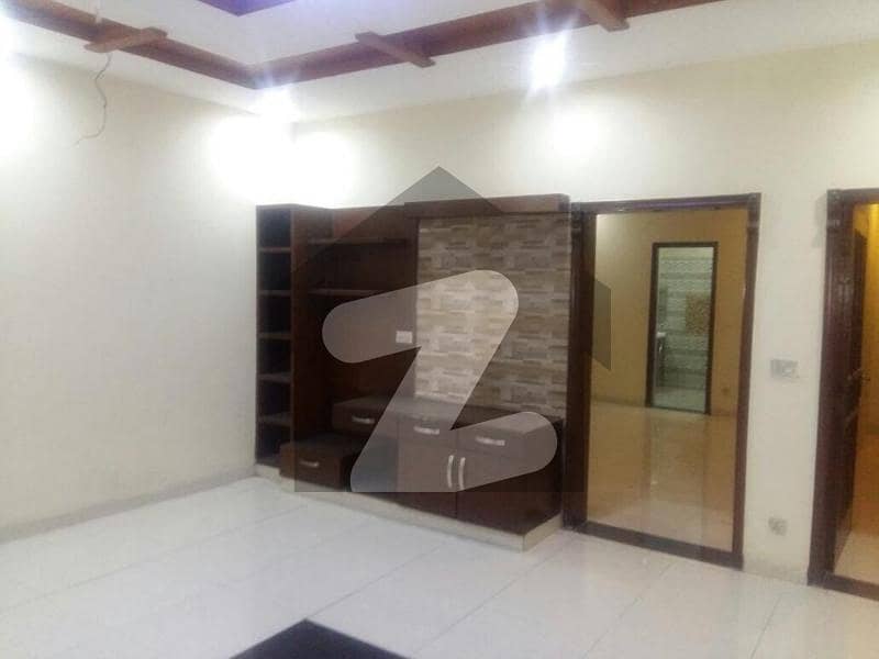 ریوینیو سوسائٹی لاہور میں 4 کمروں کا 10 مرلہ مکان 1.2 لاکھ میں کرایہ پر دستیاب ہے۔