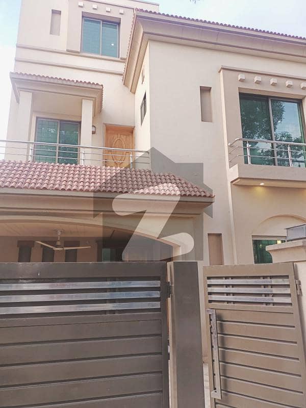 10 Marla House Available For Rent In Takbeer Block Bahria Town Lahore.
