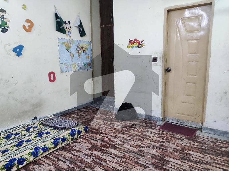 اچھرہ لاہور میں 1 کمرے کا 3 مرلہ کمرہ 4 ہزار میں کرایہ پر دستیاب ہے۔