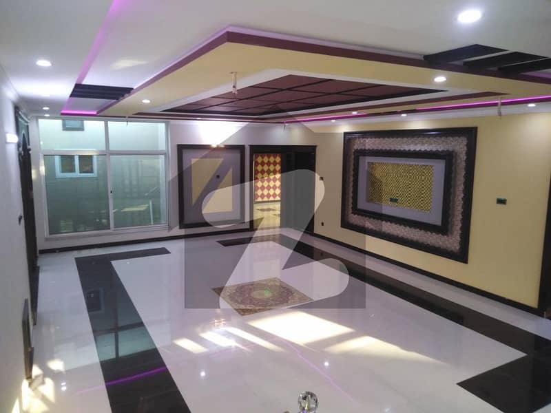 حیات آباد پشاور میں 12 کمروں کا 2 کنال مکان 17 کروڑ میں برائے فروخت۔