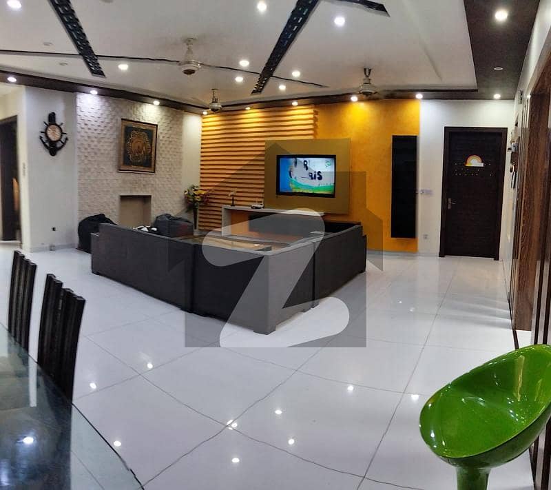 یو ای ٹی ہاؤسنگ سوسائٹی لاہور میں 6 کمروں کا 2 کنال مکان 7.45 کروڑ میں برائے فروخت۔