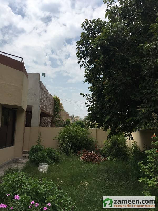 More Than 1 Kanal Bungalow For Sale