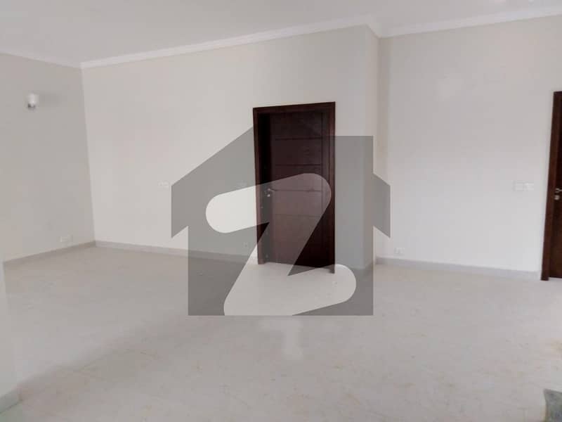 Prime Location 80 Square Yards House In Lyari Town For sale
