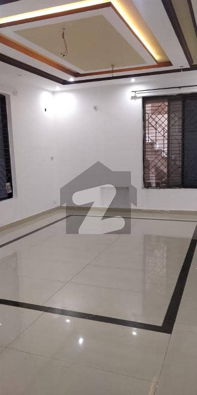 جوہر ٹاؤن لاہور میں 7 کمروں کا 1 کنال مکان 2.5 لاکھ میں کرایہ پر دستیاب ہے۔