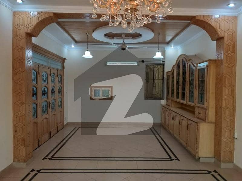 آئی ۔ 8 اسلام آباد میں 6 کمروں کا 14 مرلہ مکان 2.1 لاکھ میں کرایہ پر دستیاب ہے۔