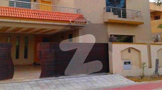 Eden exective block society boundary wall canal road Faisalabad 17 Marla double Storey house For rent