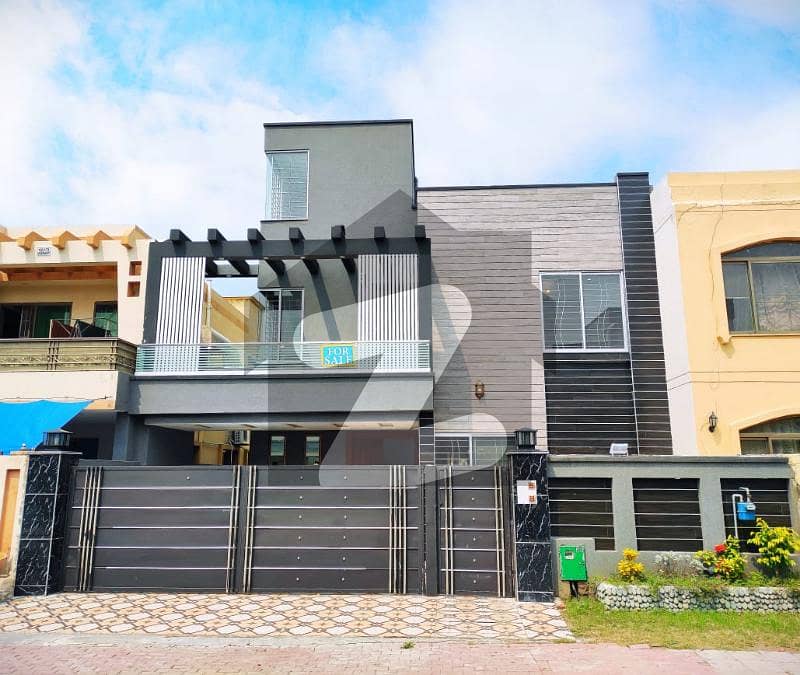 10 Marla Used House Like New For Sale in Jasmine Block Sector C Bahria Town Lahore
